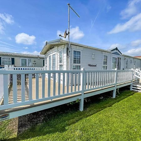 Lovely Caravan With Large Decking At Naze Marine Holiday Park Ref 17306Br Walton-on-the-Naze Exterior photo