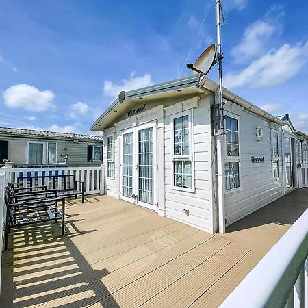 Lovely Caravan With Large Decking At Naze Marine Holiday Park Ref 17306Br Walton-on-the-Naze Exterior photo