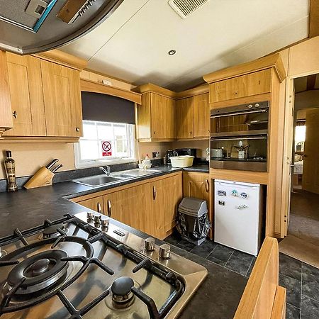 Lovely Caravan With Large Decking At Naze Marine Holiday Park Ref 17306Br Walton-on-the-Naze Exterior photo