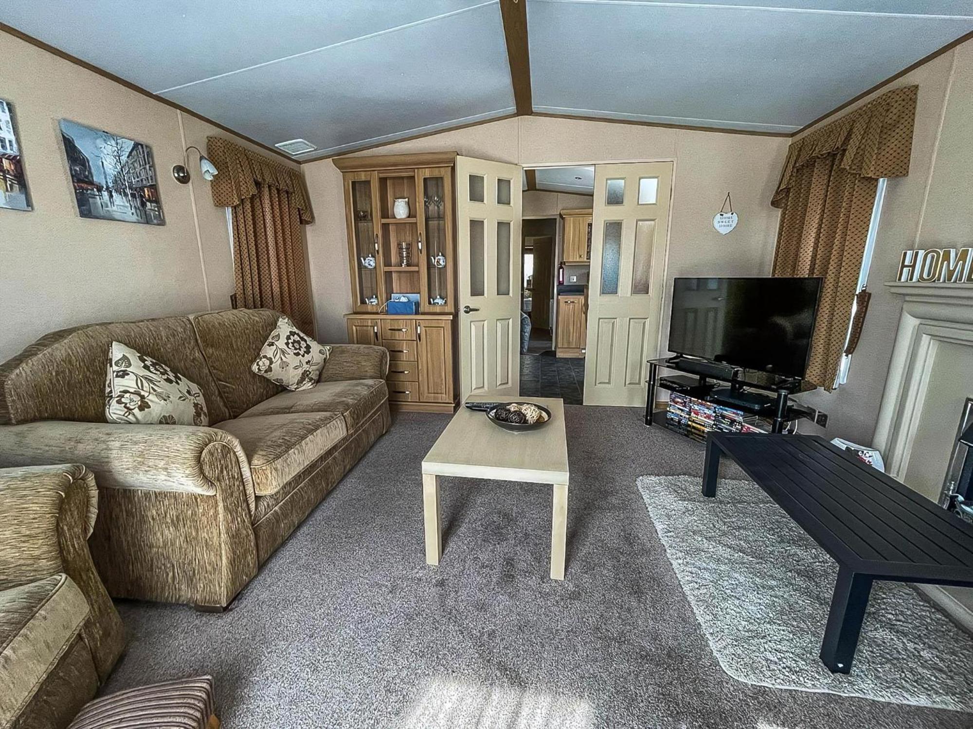 Lovely Caravan With Large Decking At Naze Marine Holiday Park Ref 17306Br Walton-on-the-Naze Exterior photo