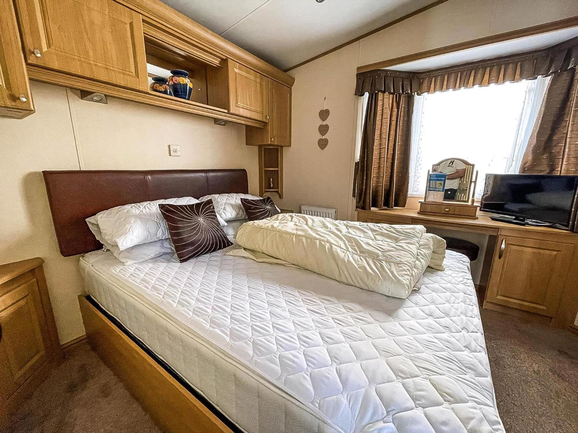 Lovely Caravan With Large Decking At Naze Marine Holiday Park Ref 17306Br Walton-on-the-Naze Exterior photo
