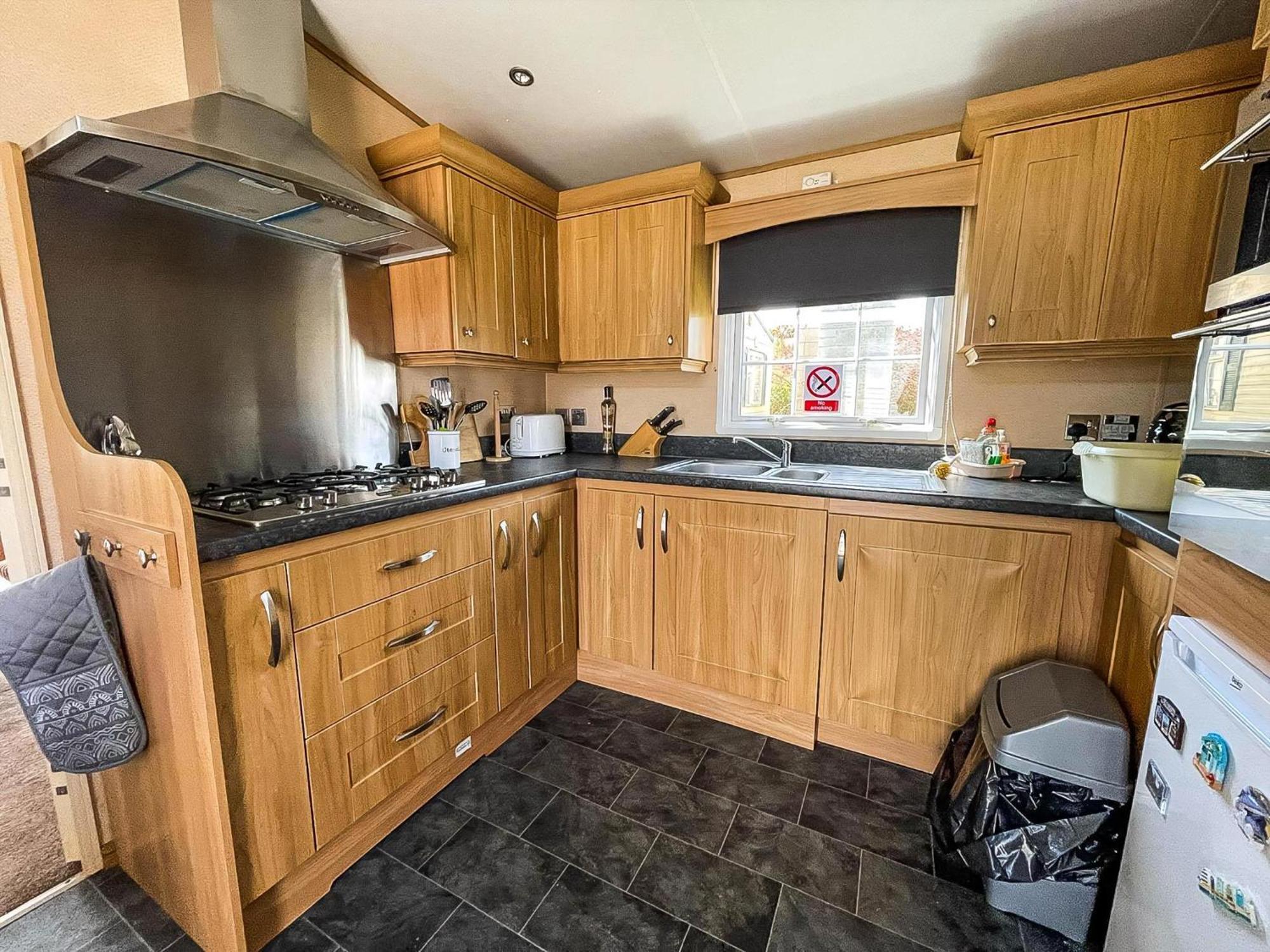 Lovely Caravan With Large Decking At Naze Marine Holiday Park Ref 17306Br Walton-on-the-Naze Exterior photo
