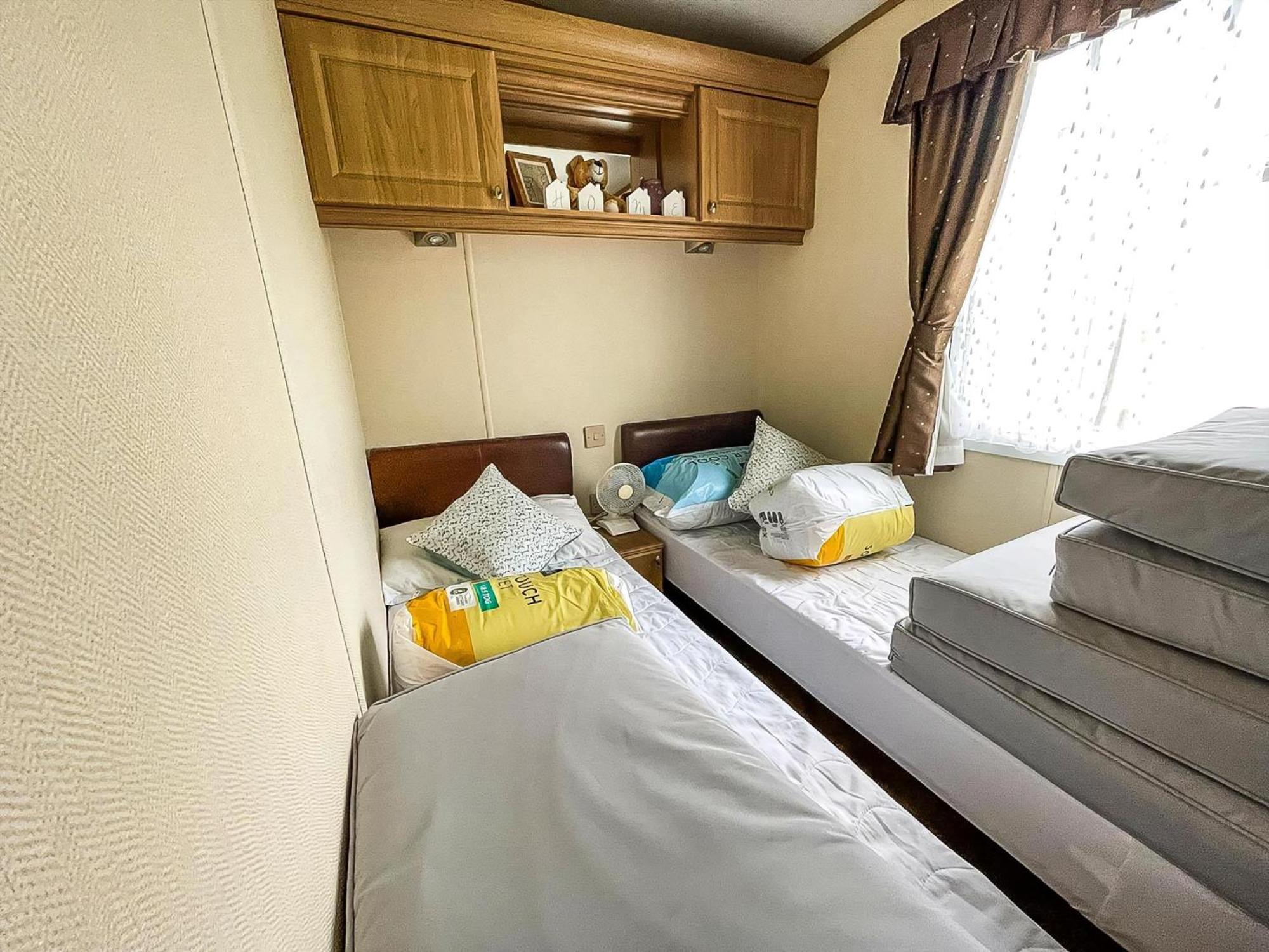 Lovely Caravan With Large Decking At Naze Marine Holiday Park Ref 17306Br Walton-on-the-Naze Exterior photo