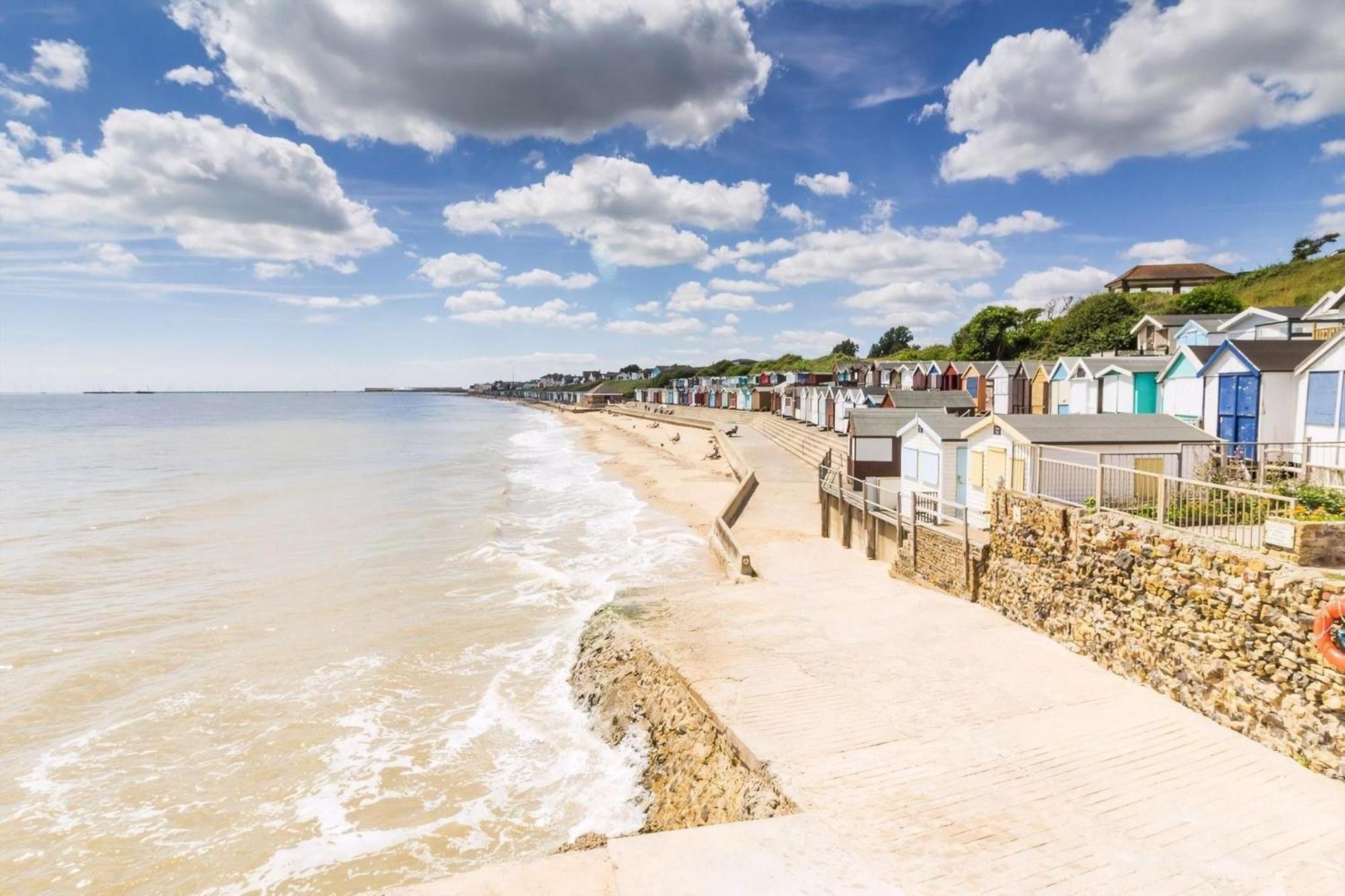 Lovely Caravan With Large Decking At Naze Marine Holiday Park Ref 17306Br Walton-on-the-Naze Exterior photo