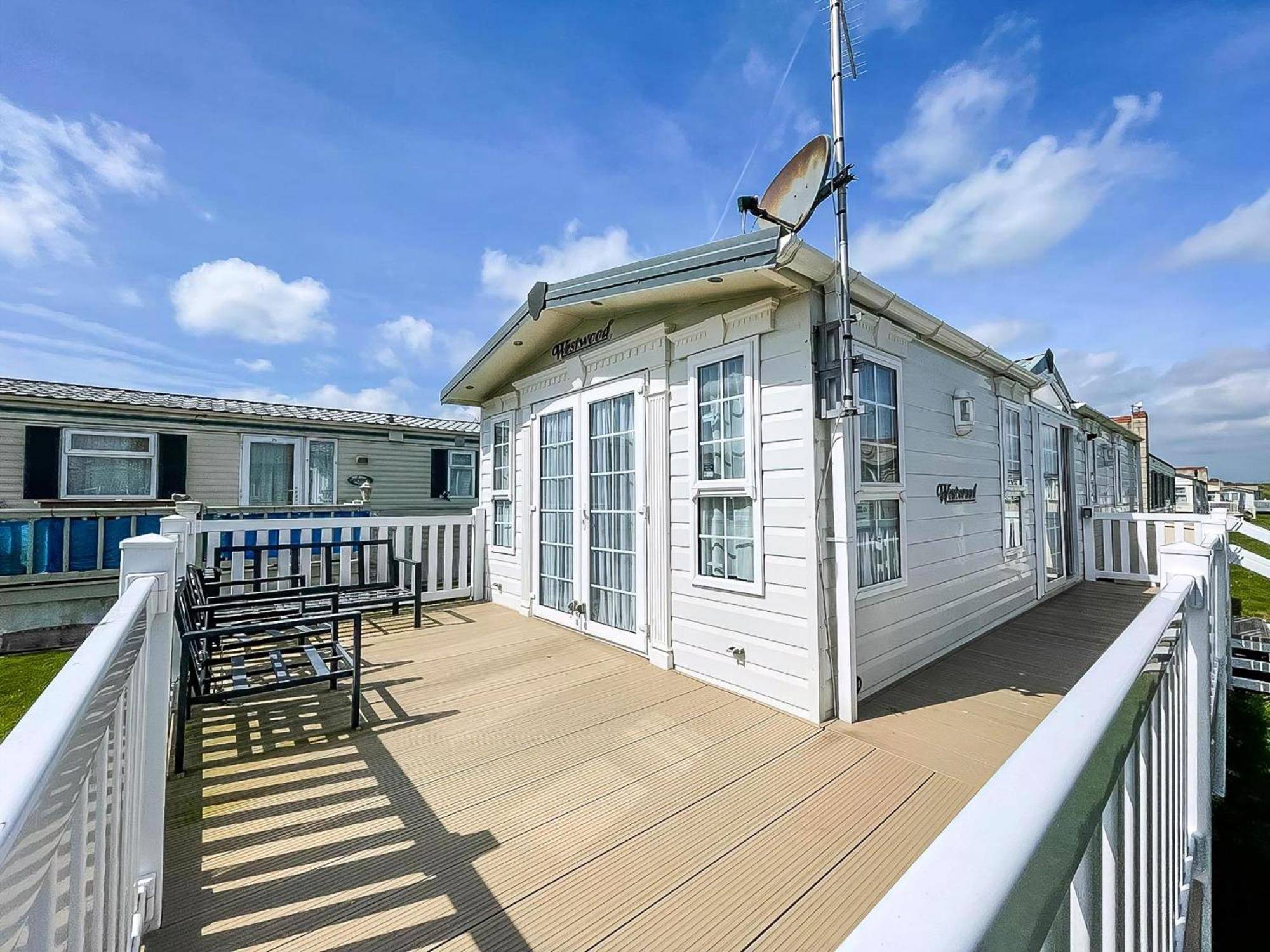 Lovely Caravan With Large Decking At Naze Marine Holiday Park Ref 17306Br Walton-on-the-Naze Exterior photo