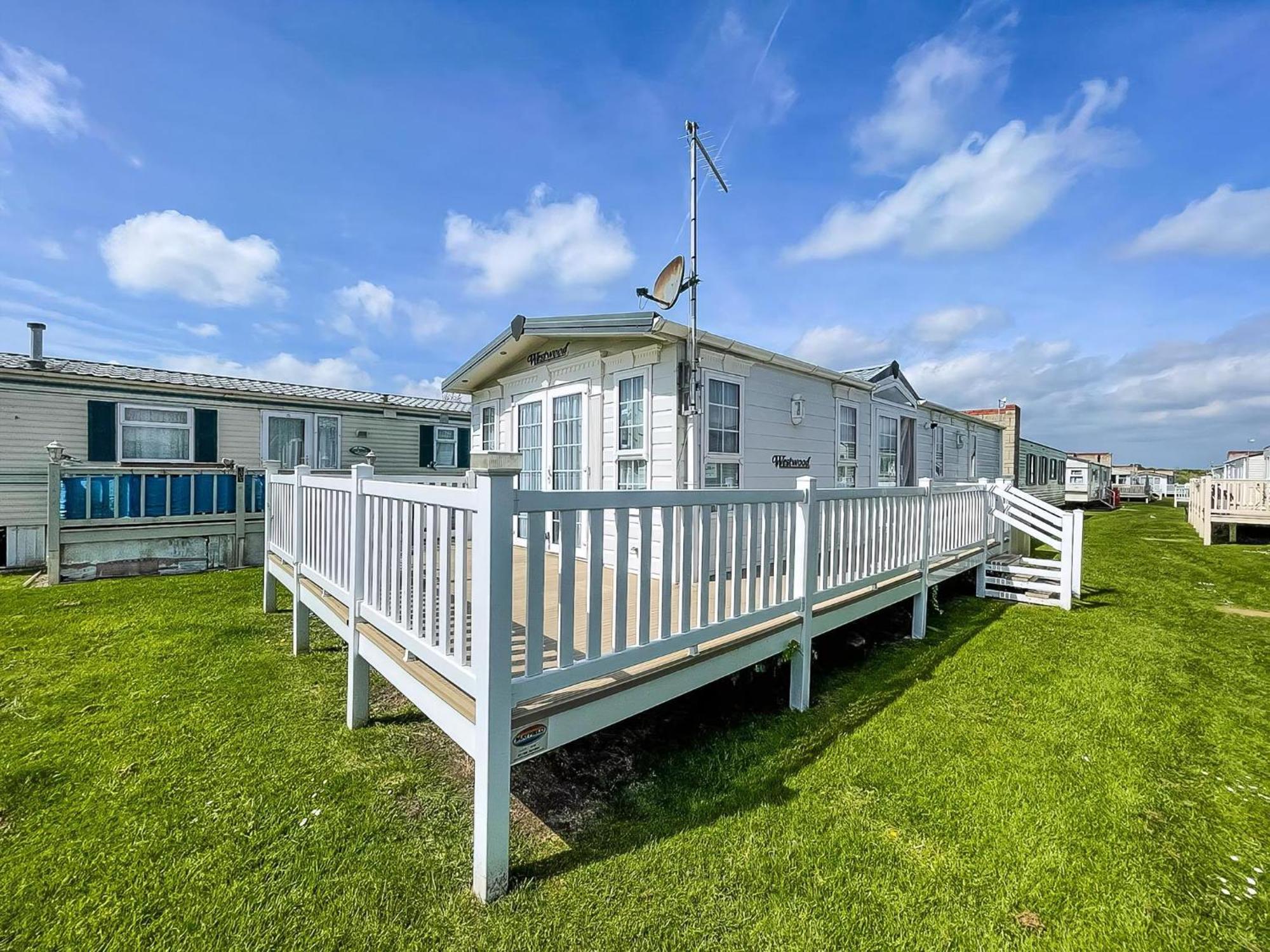 Lovely Caravan With Large Decking At Naze Marine Holiday Park Ref 17306Br Walton-on-the-Naze Exterior photo